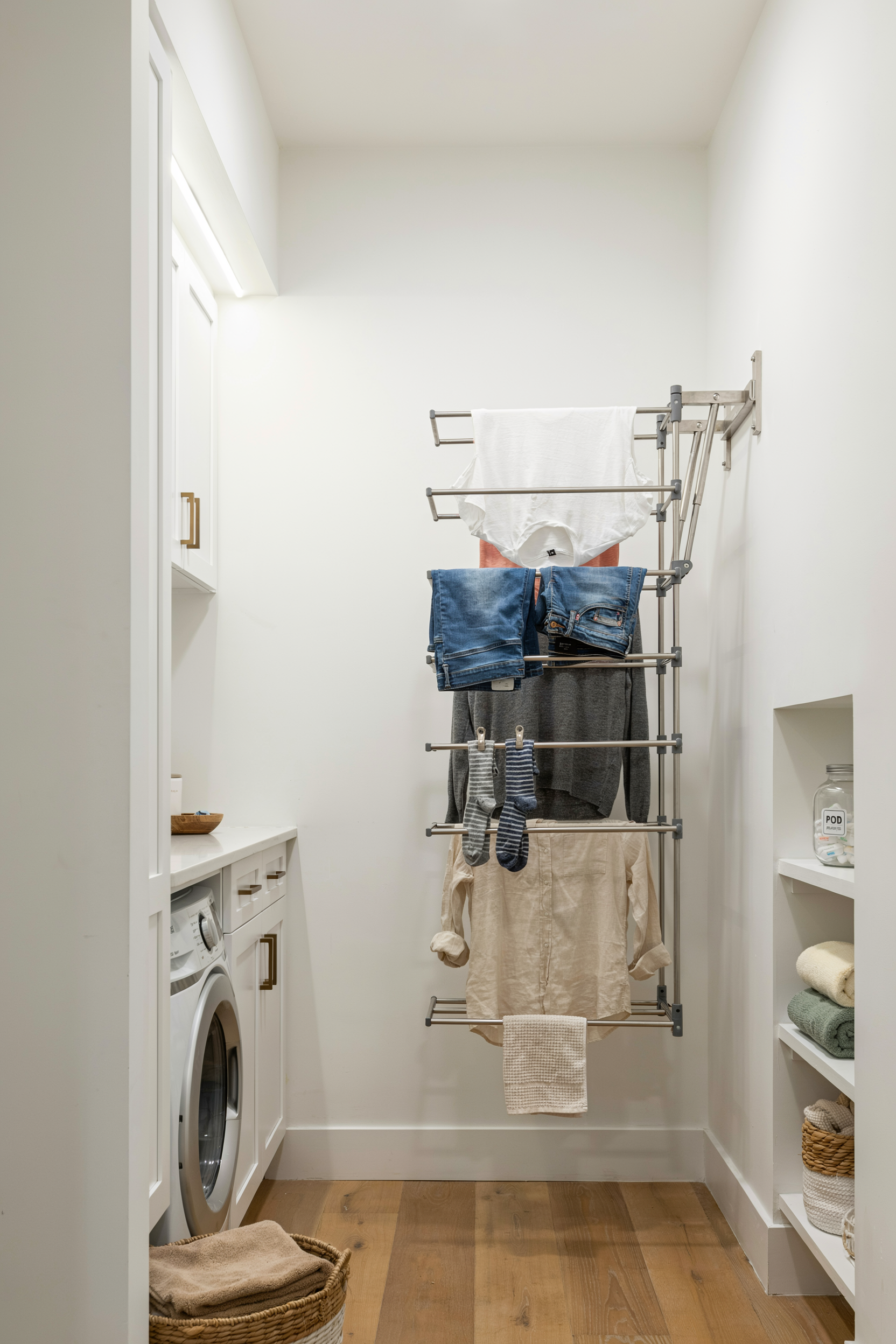  Laundry Closet With Drying Rack Pullout